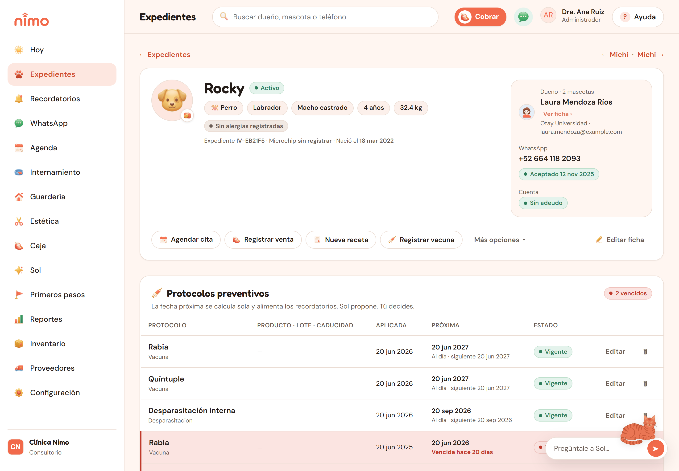 Expediente de una mascota en Nimo con vacunas, historial de visitas y borrador de WhatsApp