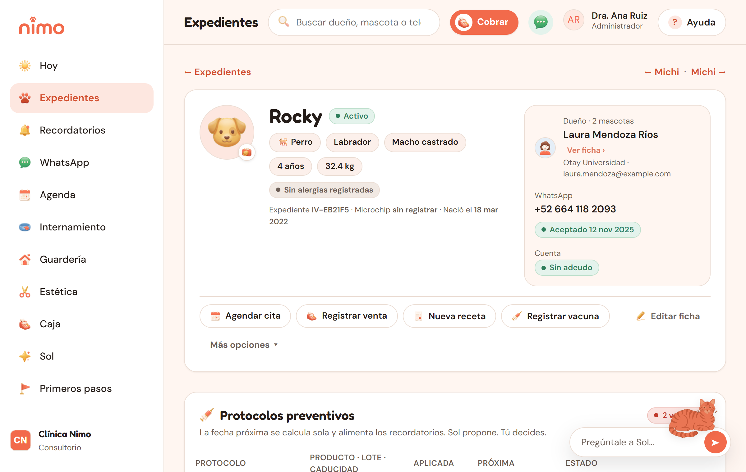 Expediente de una mascota en Nimo con vacunas, historial de visitas y borrador de WhatsApp